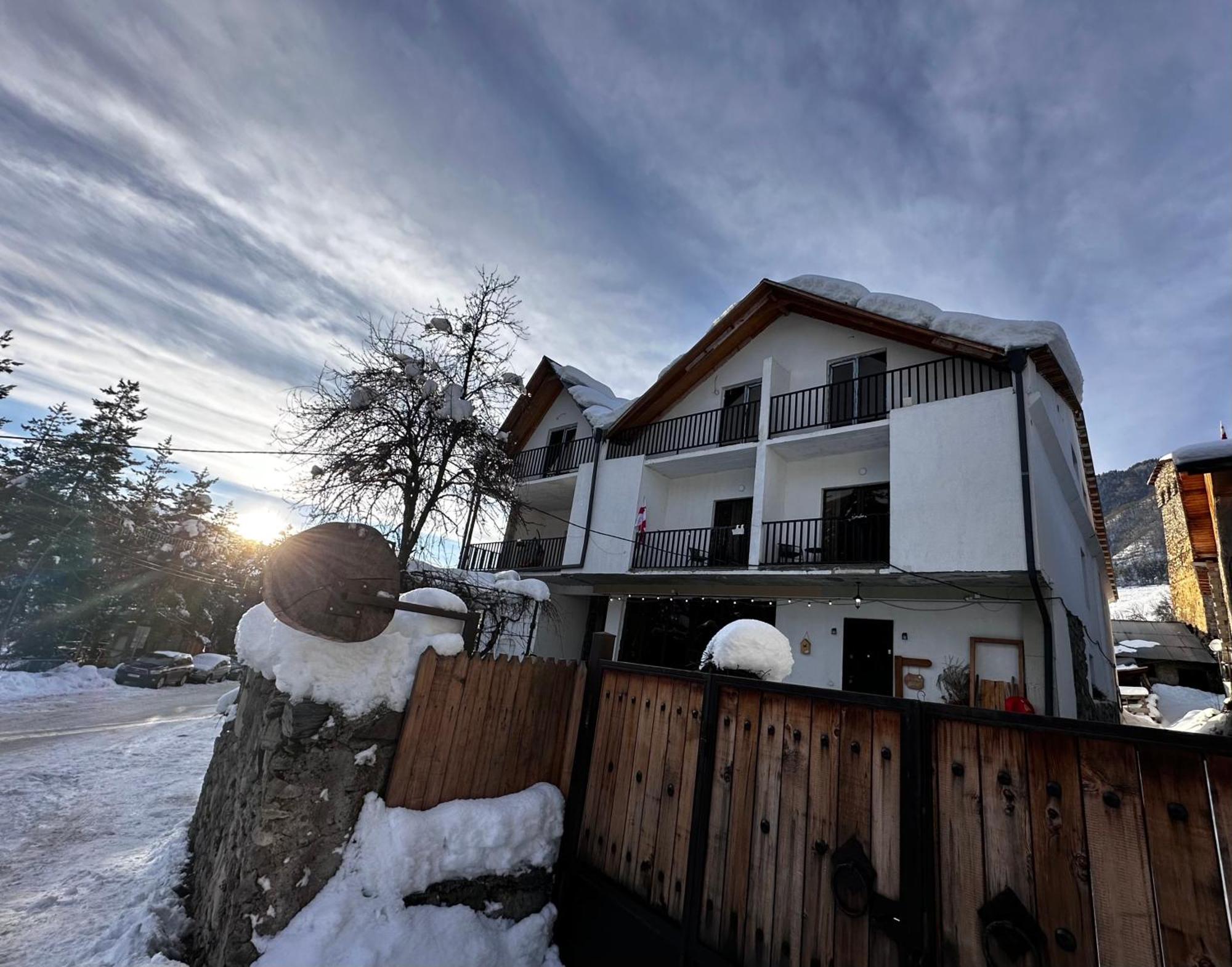 "White House Nakani" - Guesthouse Near The Centre Mestia Exterior photo